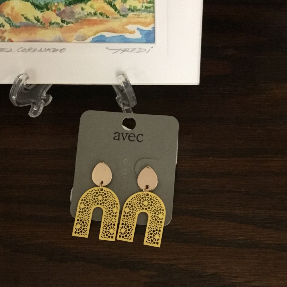 Avec-NWT-Women’s Gold and Yellow Lace Cutwork Arch Drop Earrings